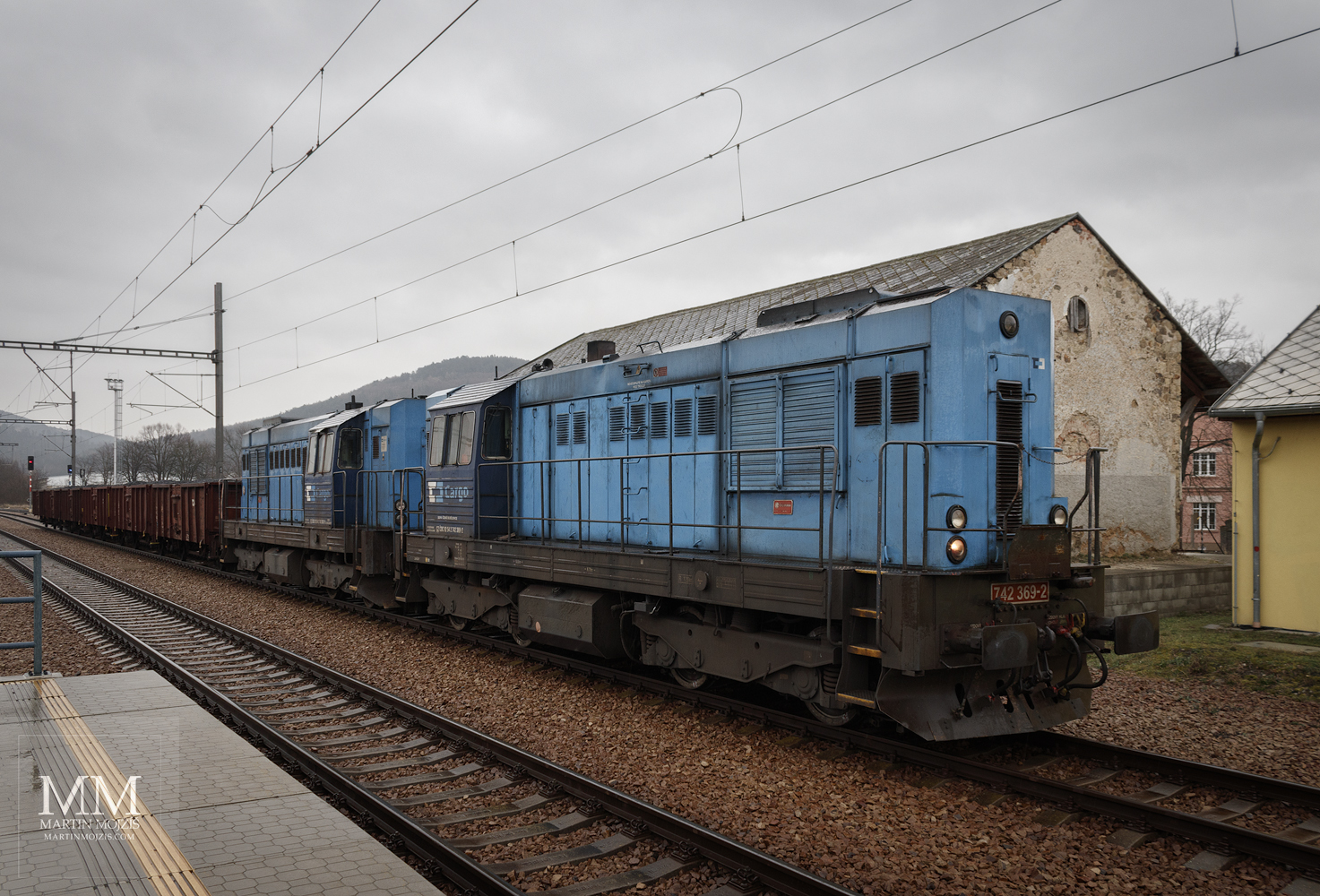 Dvojice modrých lokomotiv zvaných Kocour ČD Cargo. Nádraží Zdice v novém.