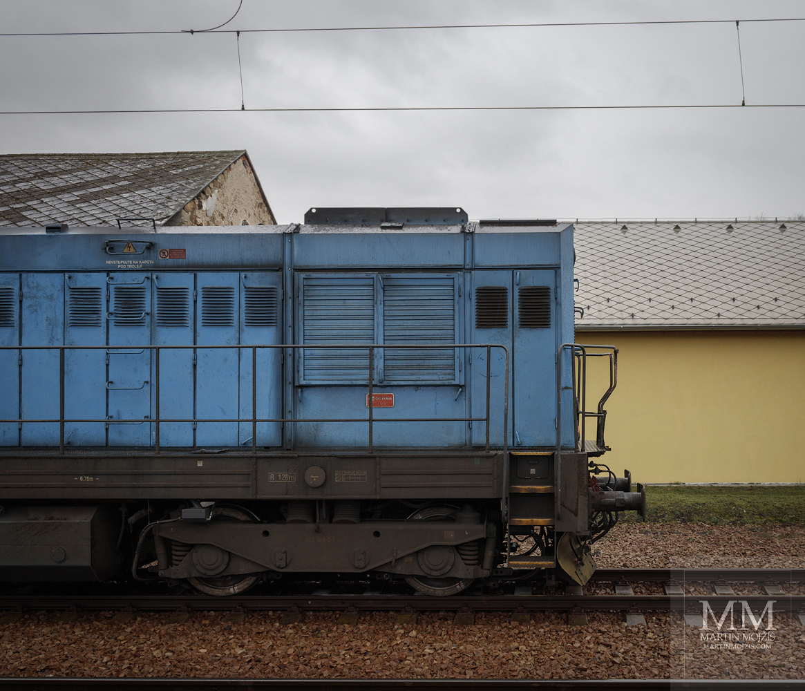 Přední část lokomotivy zvané Kocour z profilu. Nádraží Zdice v novém.