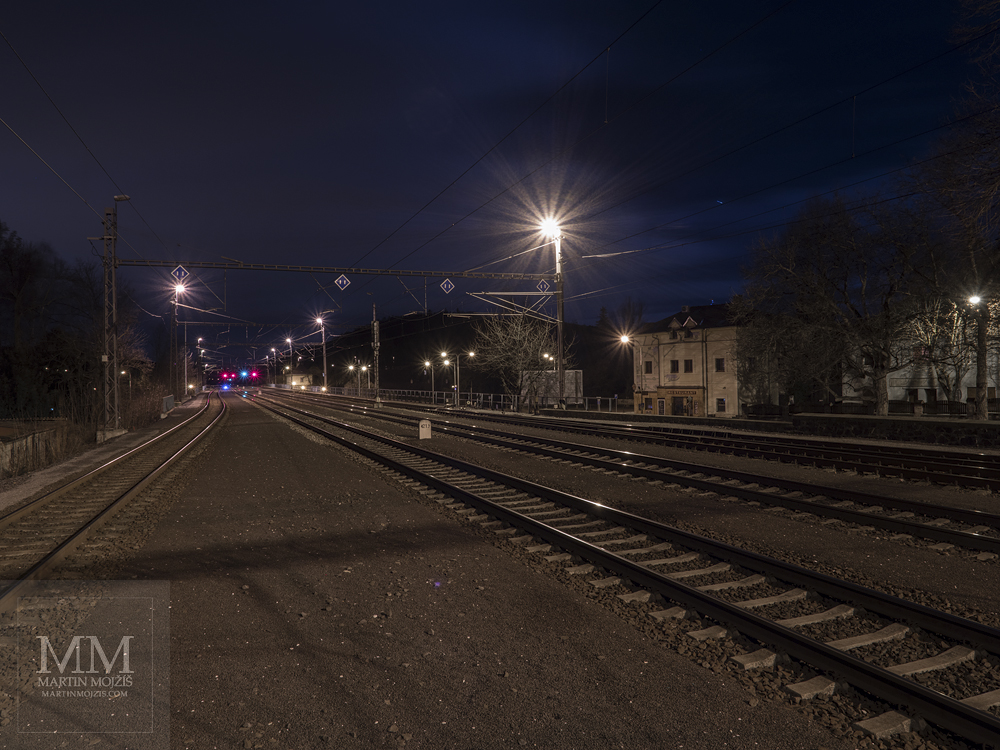 Noční železnice, více v chladnějším tónu. Fotografie vytvořená fotoaparátem Olympus OM-D E-M1 Mark II.
