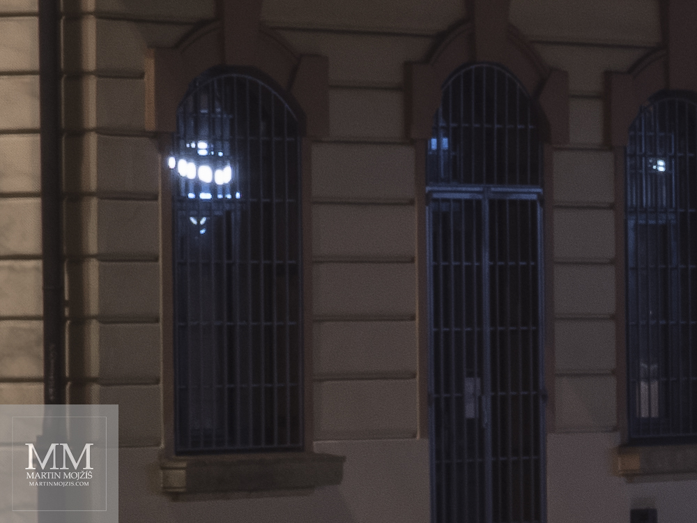 Nádraží Roztoky u Prahy v noci, okna chráněná mřížemi. Fotografie vytvořená fotoaparátem Olympus OM-D E-M1 Mark II.