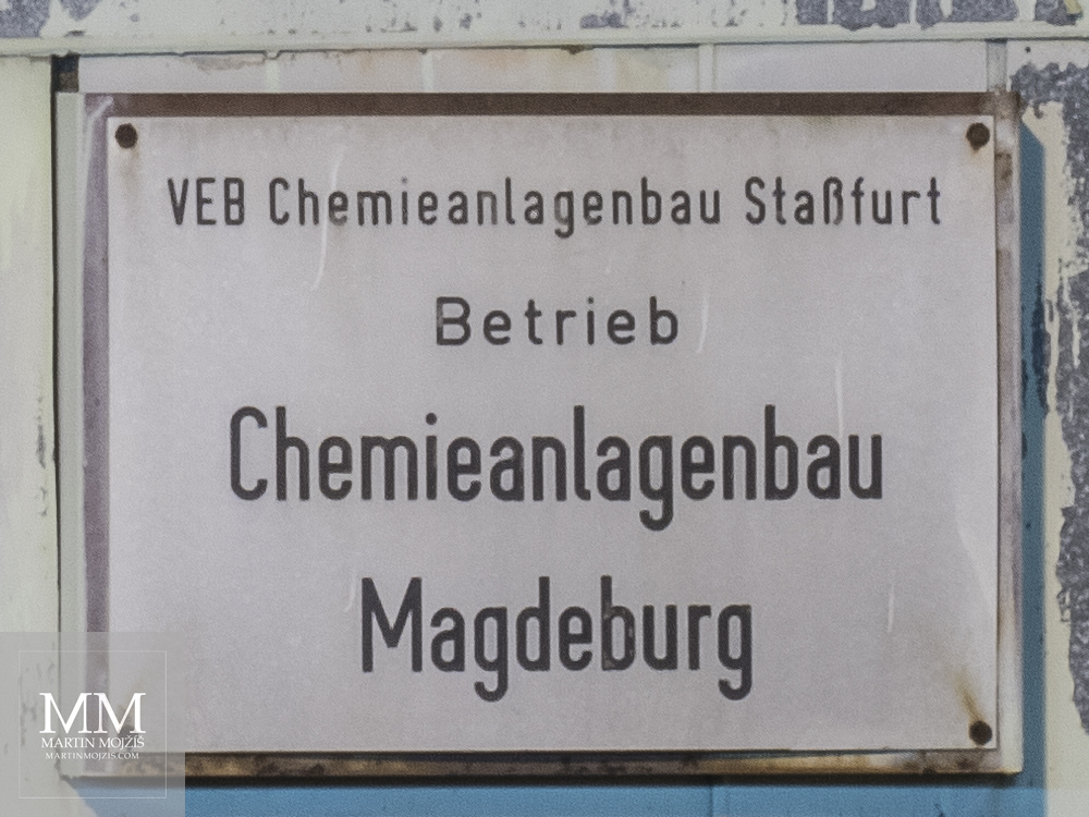 Tabule s textem v němčině. Fotografie vytvořená fotoaparátem Olympus OM-D E-M1 Mark II.