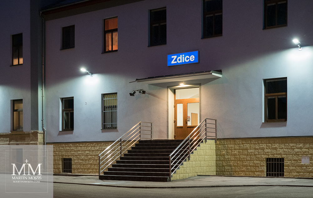 The night-lit staircase in front of the entrance to the waiting room of the station building in Zdice. Photograph created with the Olympus M. Zuiko digital ED 25 mm 1:1.2 Pro.