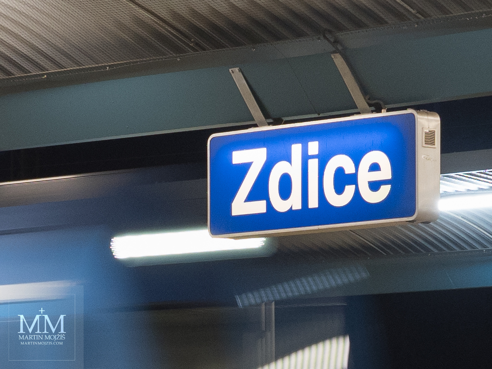 Střecha a svítící tabule na nádraží ve Zdicích. Fotografie zhotovená objektivem Olympus M. Zuiko digital ED 25 mm 1:1.2 Pro.