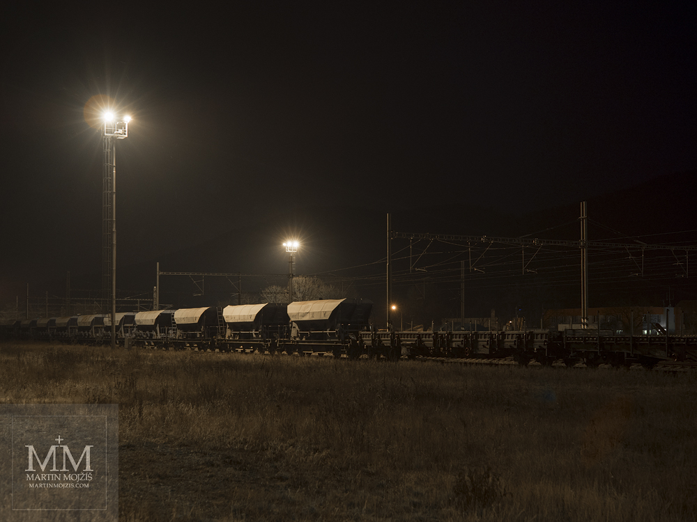 Nákladní vlak na nádraží v noci. Fotografie zhotovená objektivem Olympus M. Zuiko digital ED 25 mm 1:1.2 Pro.