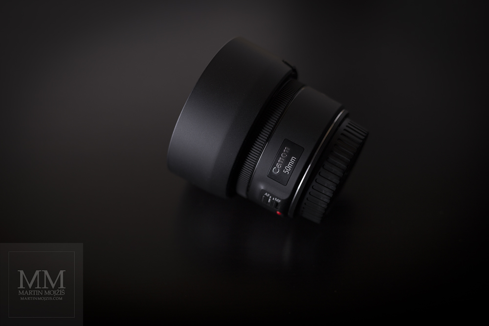 Fotografie objektivu Canon EF 50 mm 1:1.8 STM. Pohled shora s clonou objektivu.