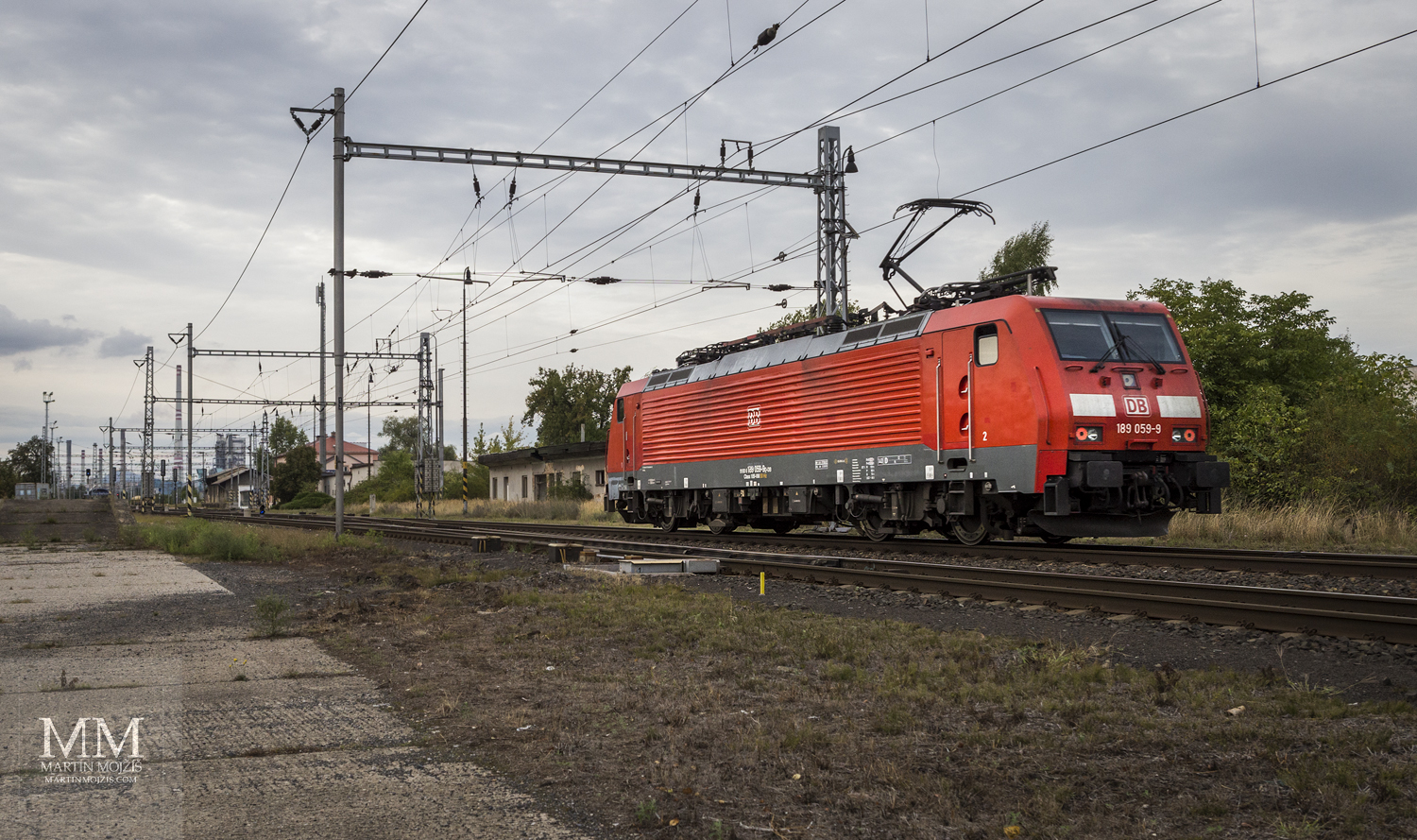 Red locomotive Deutsche Bahn DB 189 059-9.