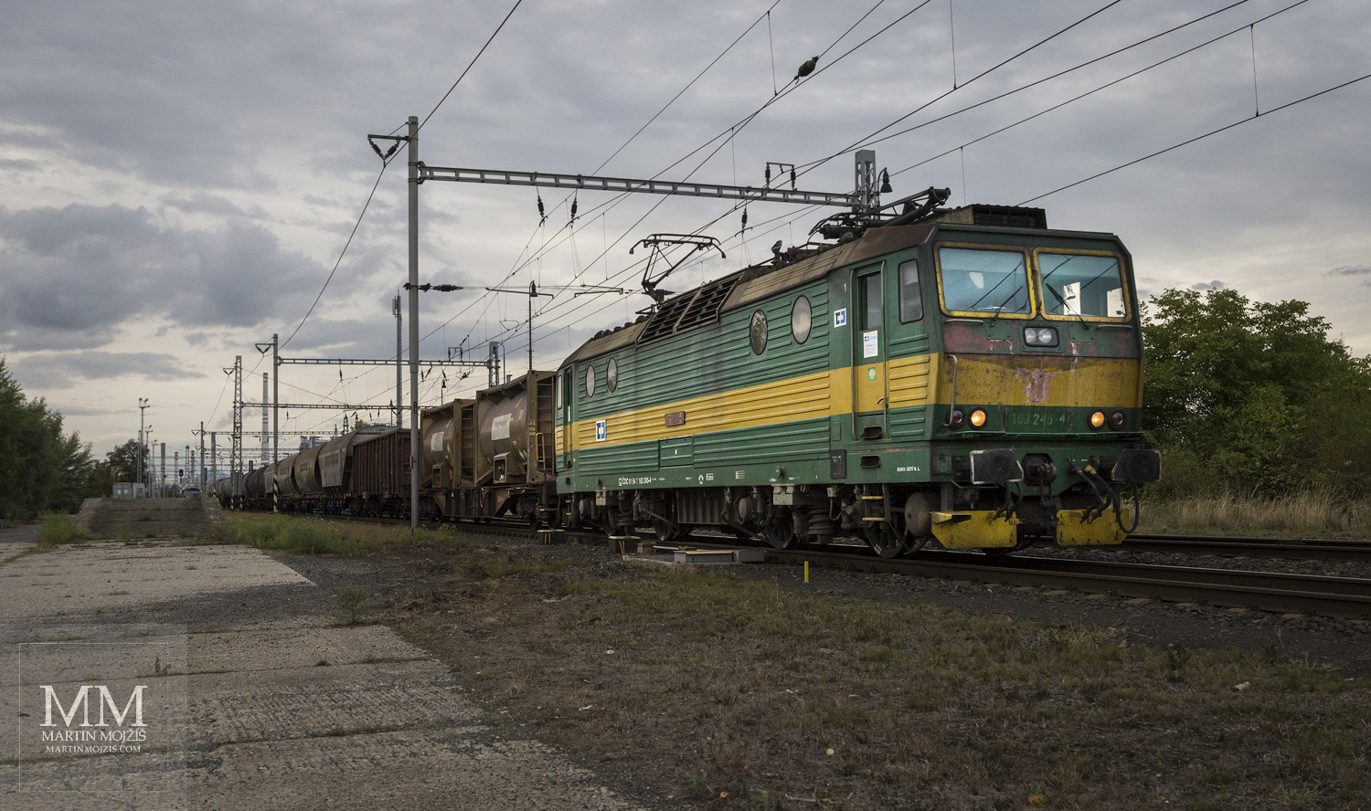 Zeleno-žlutá elektrická lokomotiva 163 245-4 České dráhy Cargo. Fotografické cesty.