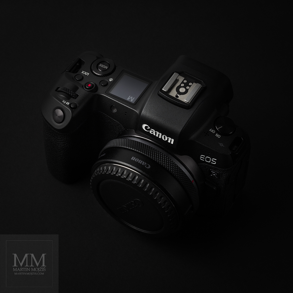 Canon EOS R shora zepředu s nasazeným adaptérem.