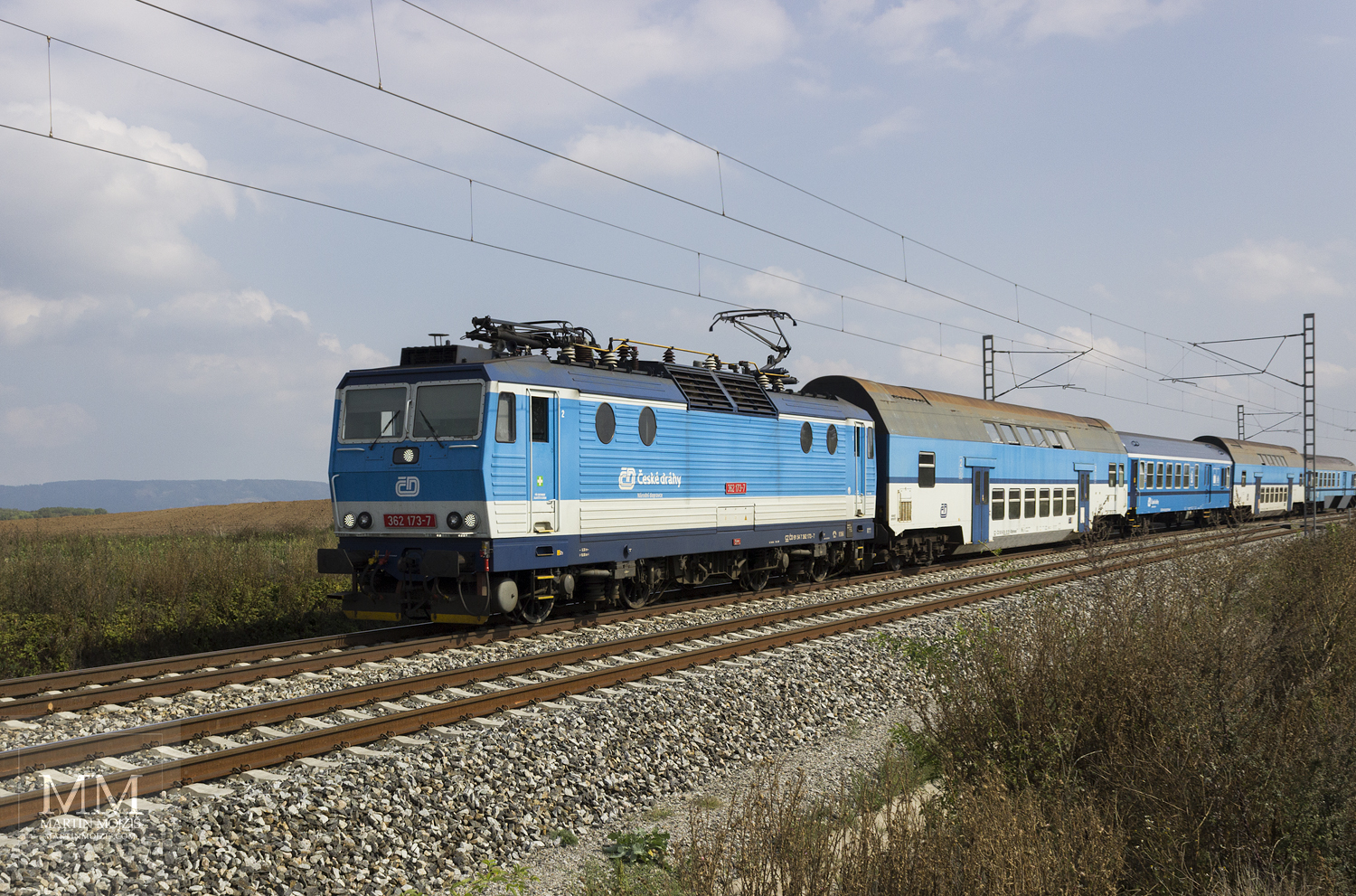 Photograph of passenger train in head with locomotive Skoda 362.