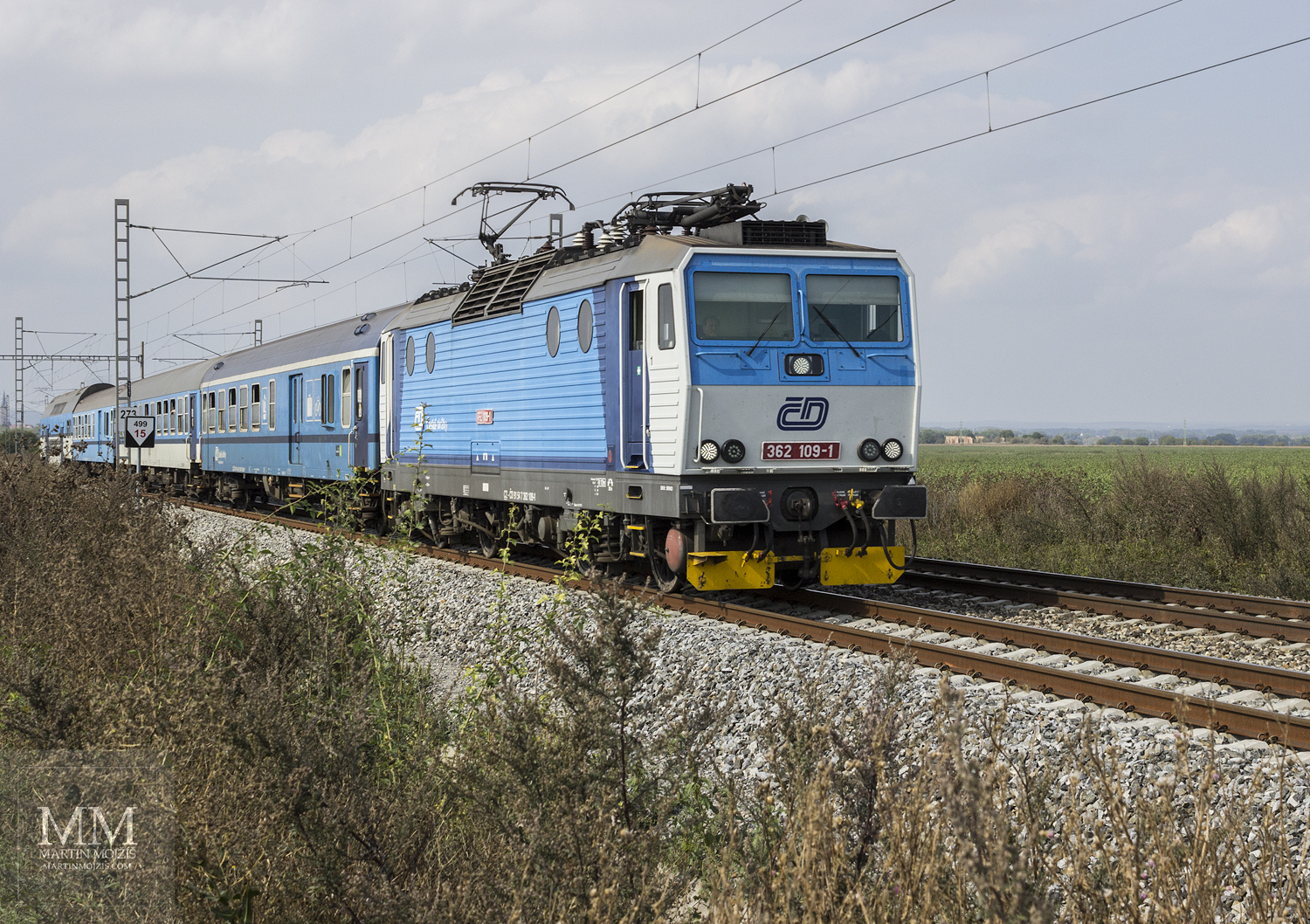 Photograph of passenger train in head with locomotive Skoda 362.