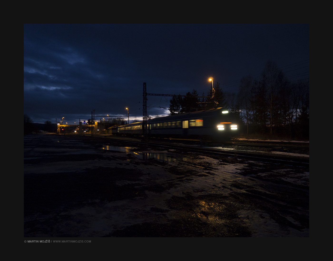 Osobní vlak v šeru soumraku.