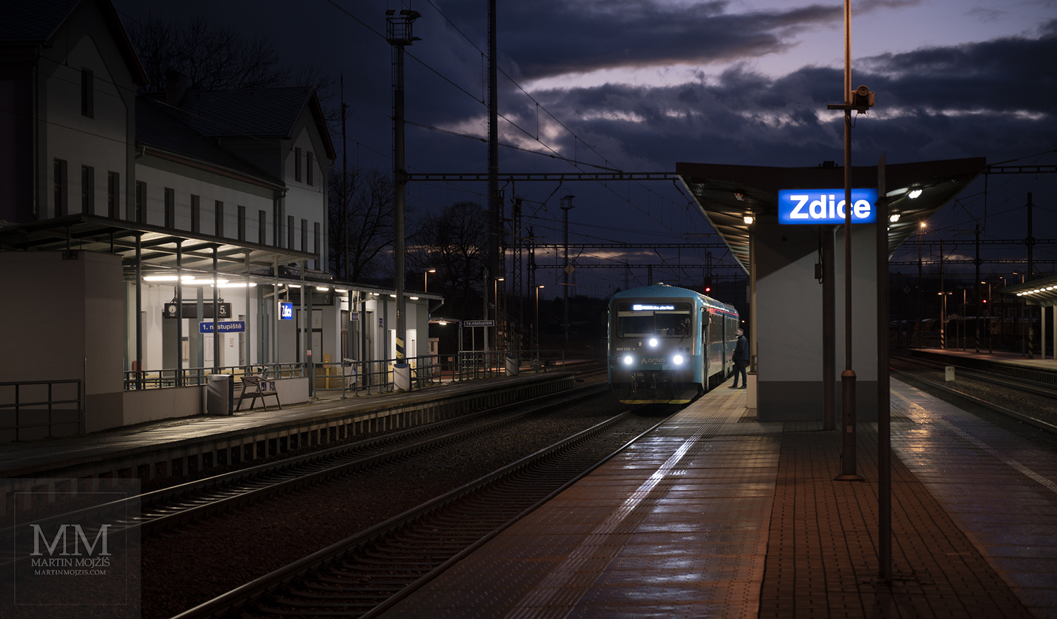 Nádraží Zdice, motorový vlak Arriva připraven k odjezdu směr Beroun.