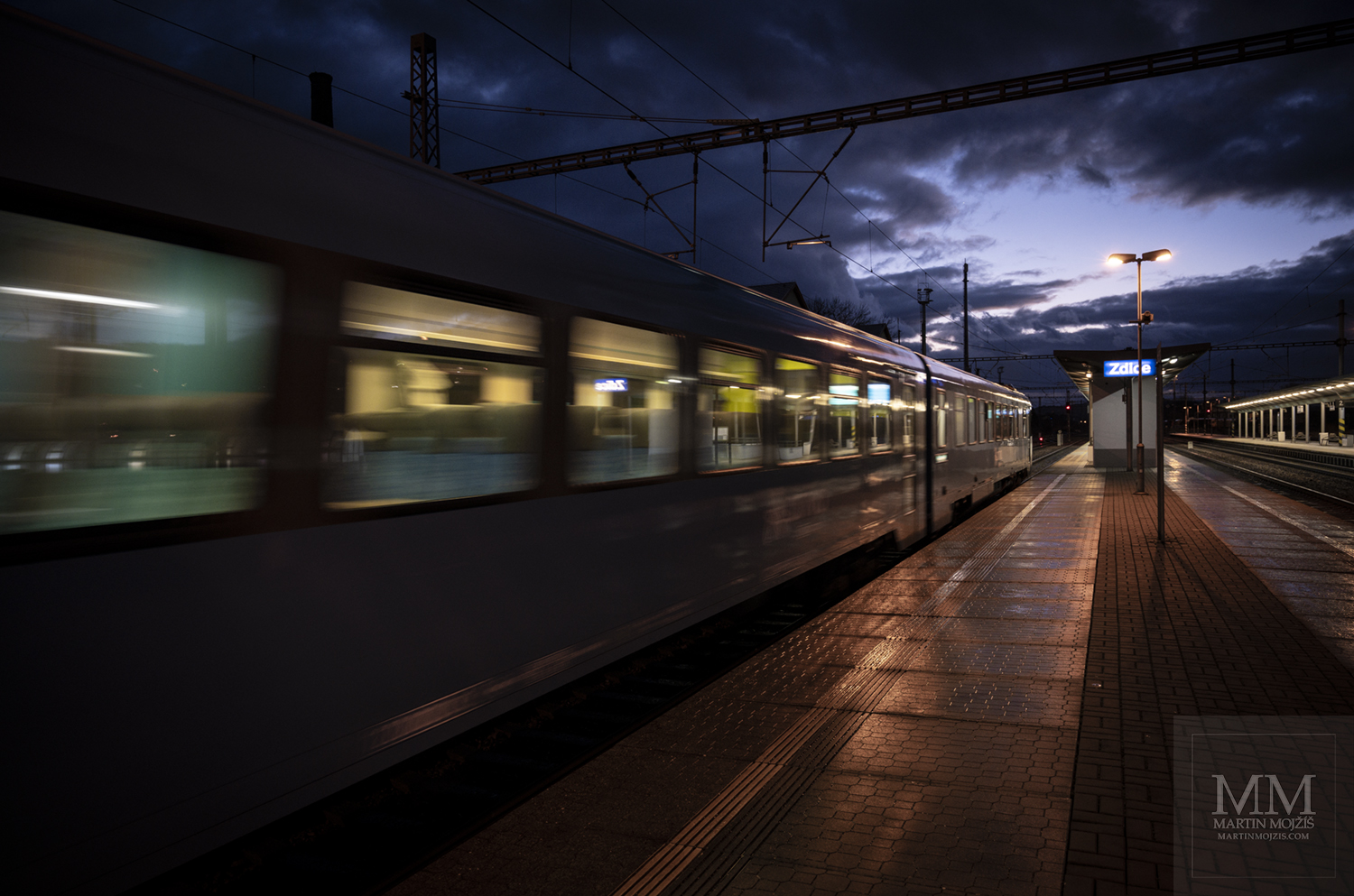 Nádraží Zdice, motorový vlak Arriva odjíždí ve směru Beroun.