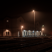 Železniční nádraží v mlhavé noci. Úvodní fotografie ke galerii Deníky XXVI.