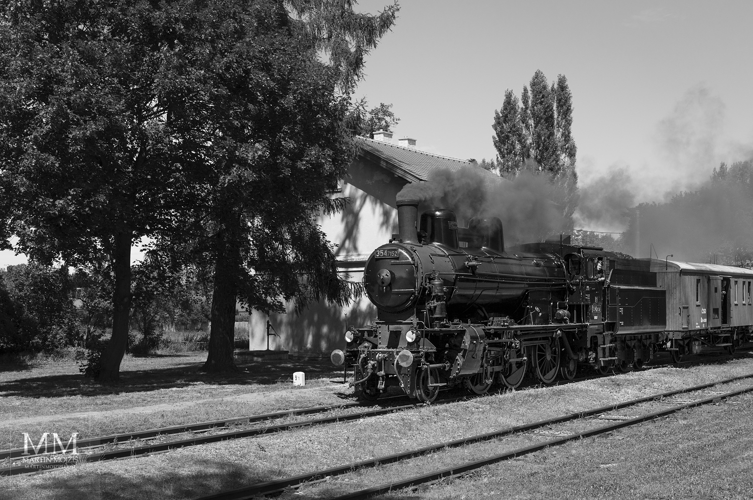 Černobílá fotografie parní lokomotivy. Velkoformátová umělecká fotografie. Martin Mojžíš.