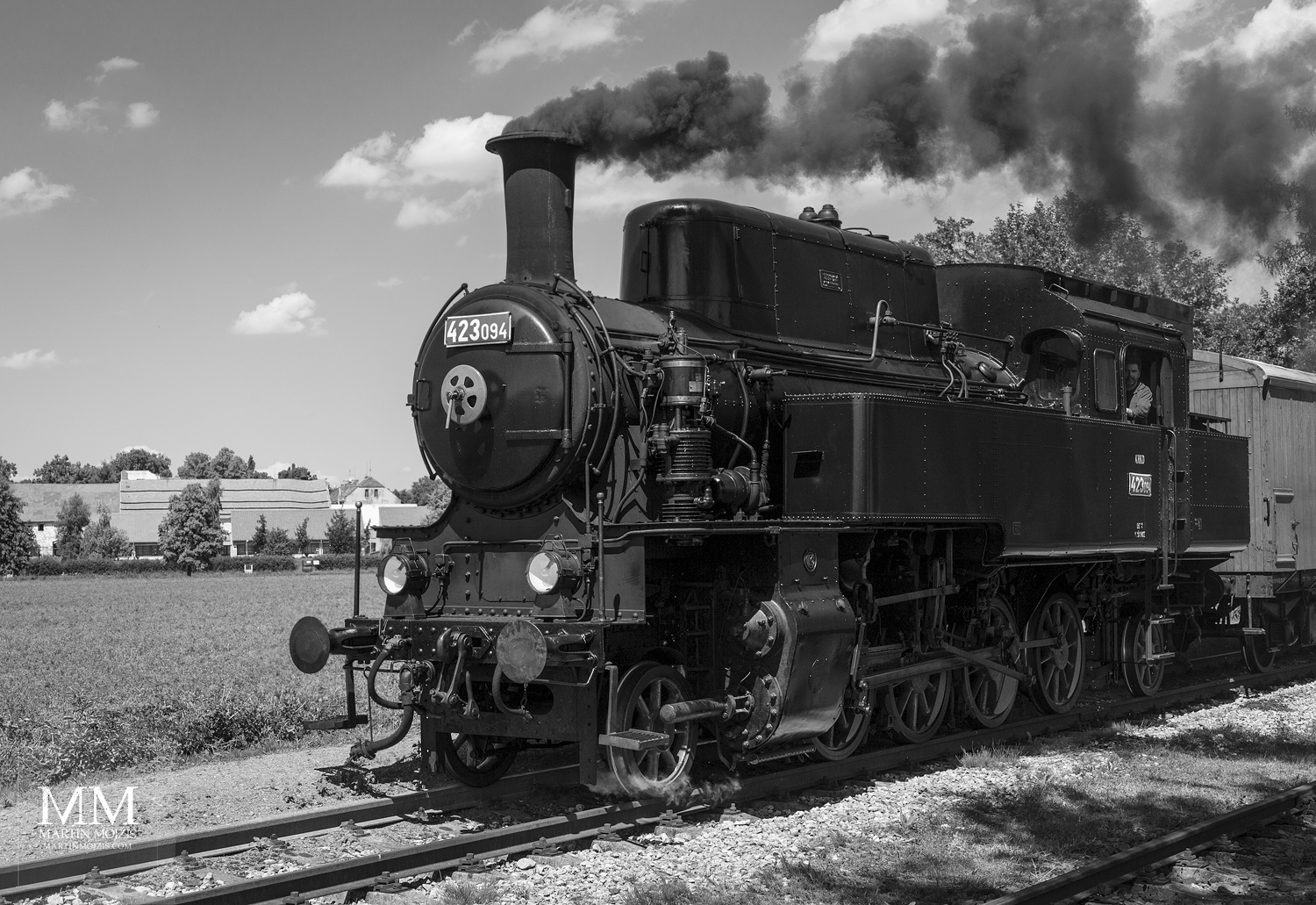 Černobílá fotografie parní lokomotivy. Velkoformátová umělecká fotografie. Martin Mojžíš.