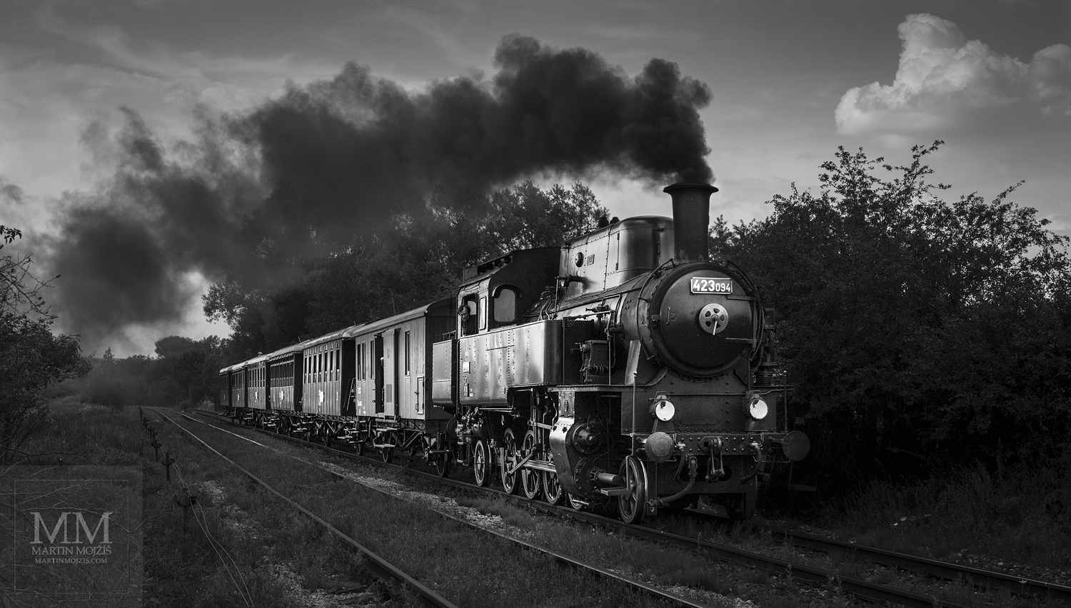 Velkoformátová umělecká fotografie vlaku v čele s parní lokomotivou. Martin Mojžíš.