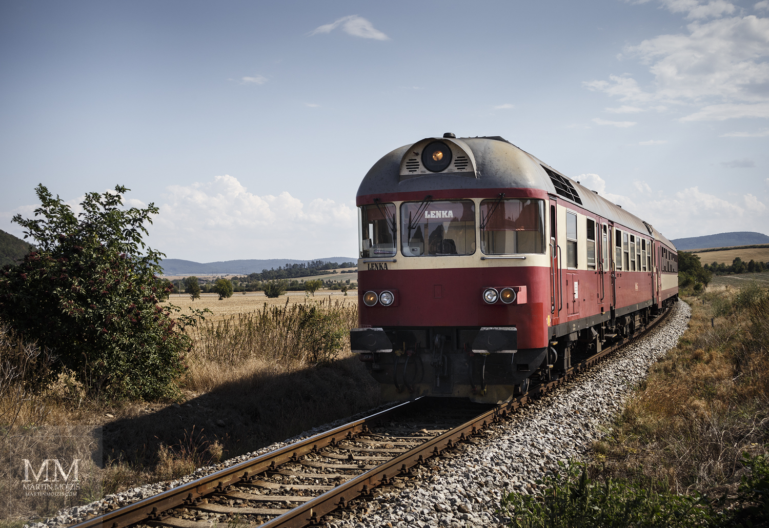 Velkoformátová umělecká fotografie motorového osobního vlaku. Martin Mojžíš.