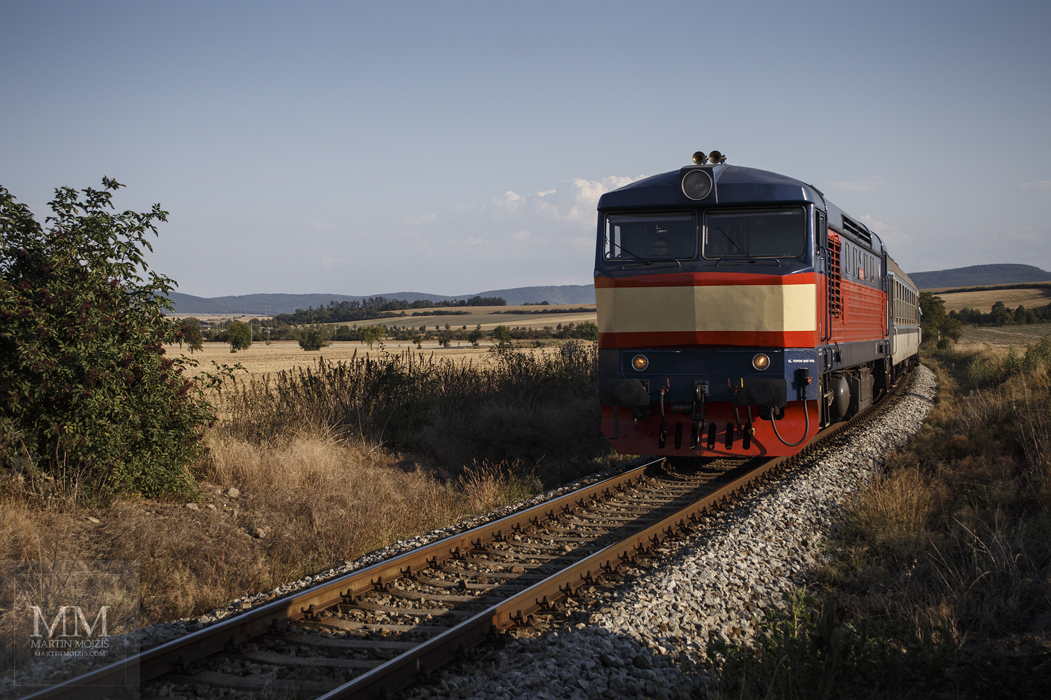 Velkoformátová umělecká fotografie diesel-elektrické lokomotivy řady 749. Martin Mojžíš.