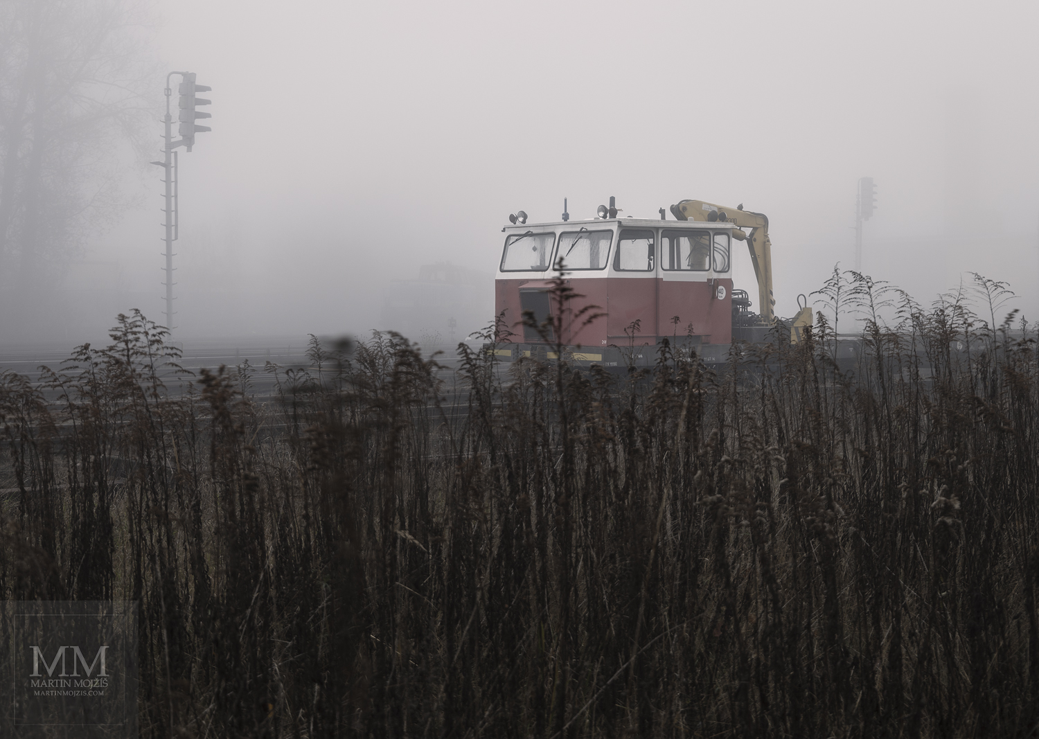 Velkoformátová umělecká fotografie železnice v mlze. Martin Mojžíš.