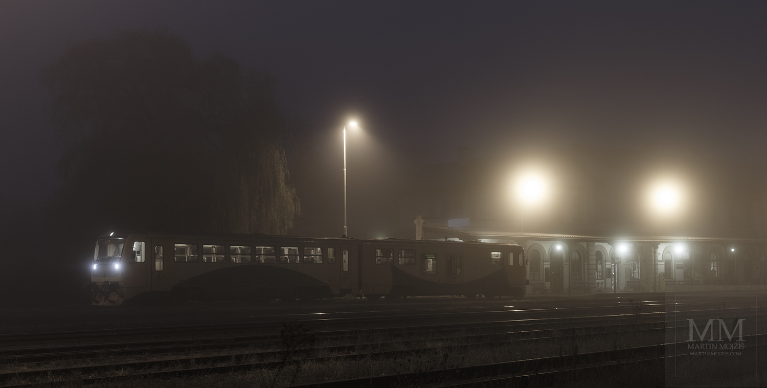 Velkoformátová umělecká fotografie vlaku na nádraží v mlze. Martin Mojžíš.
