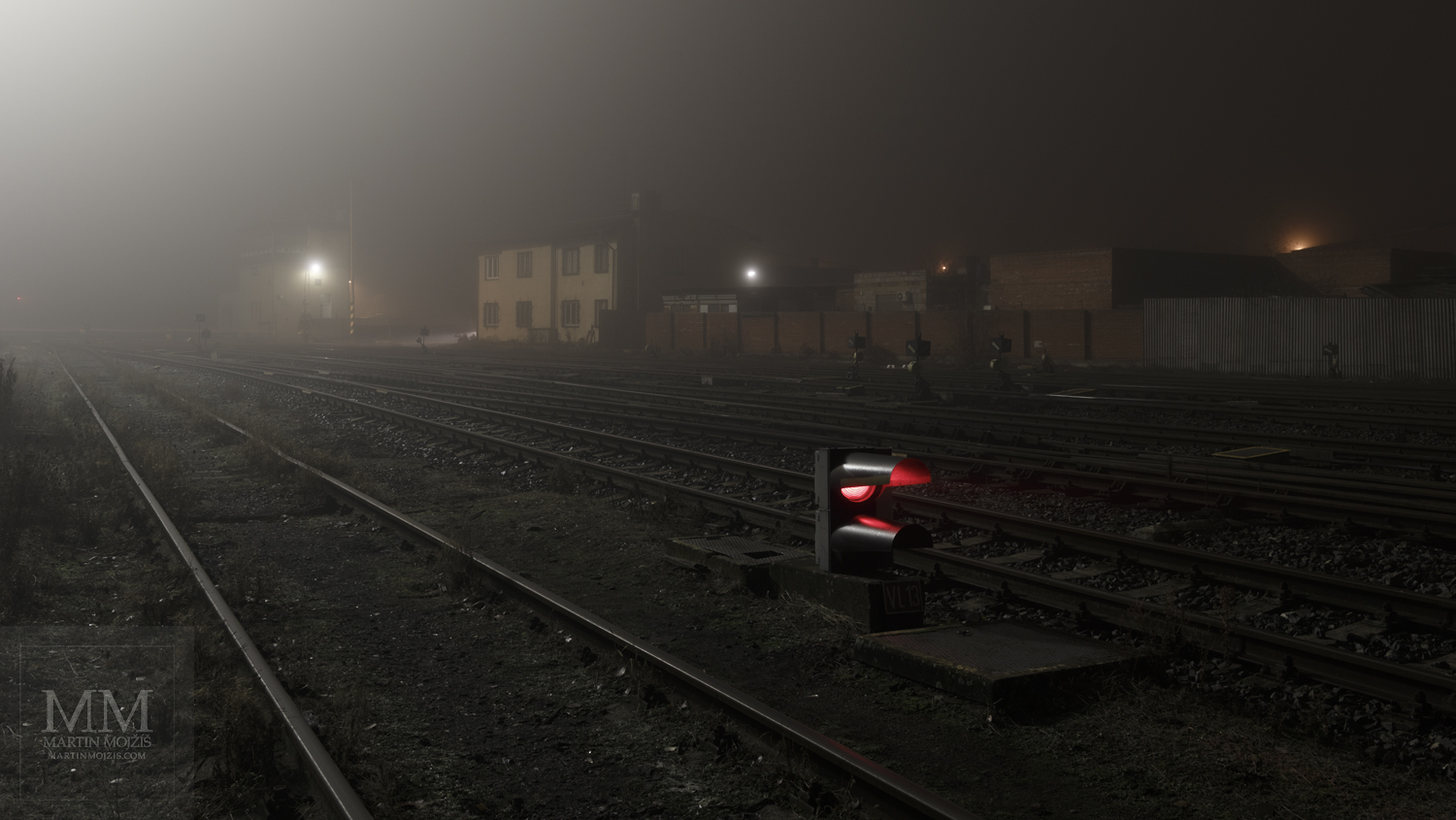 Velkoformátová umělecká fotografie železničních návěstidel v noci. Martin Mojžíš.