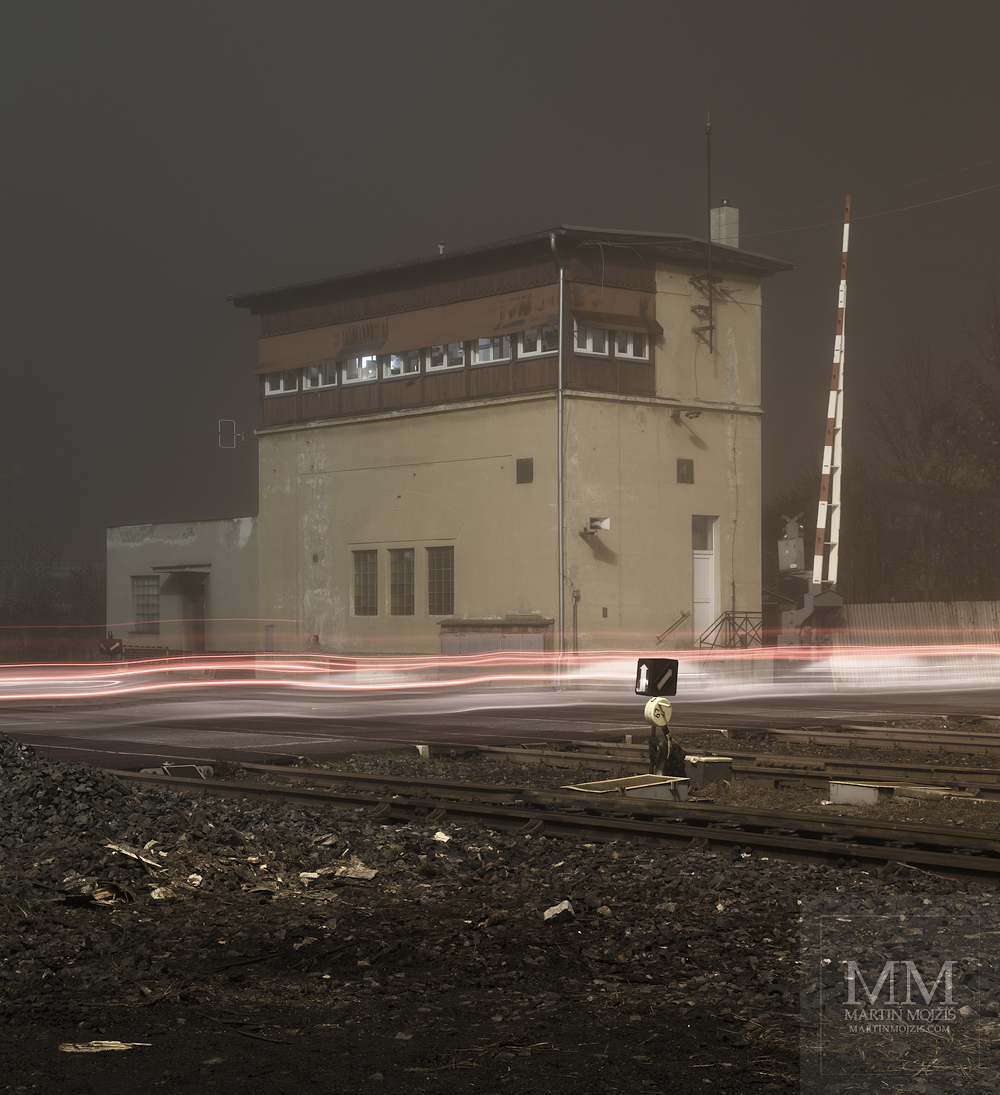 Velkoformátová umělecká fotografie železničního stavědla v mlhavé noci. Martin Mojžíš.