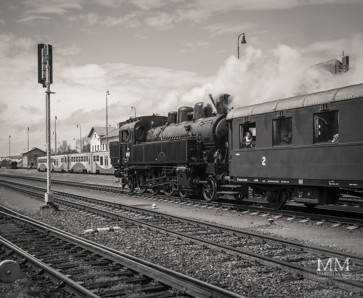 Umělecká černobílá tónovaná fotografie parního vlaku. Martin Mojžíš.