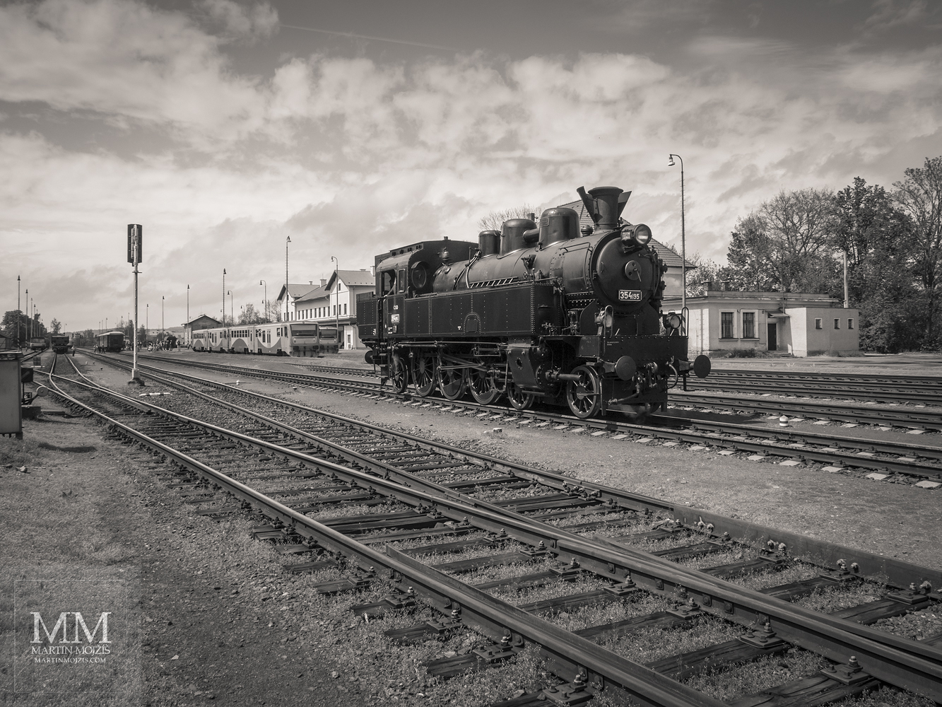Umělecká černobílá tónovaná fotografie parní lokomotivy 354 195. Martin Mojžíš.