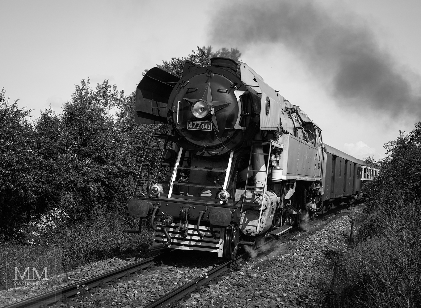 Velkoformátová umělecká fotografie parní lokomotivy č. 477 043 Papoušek v čele osobního vlaku. Martin Mojžíš.