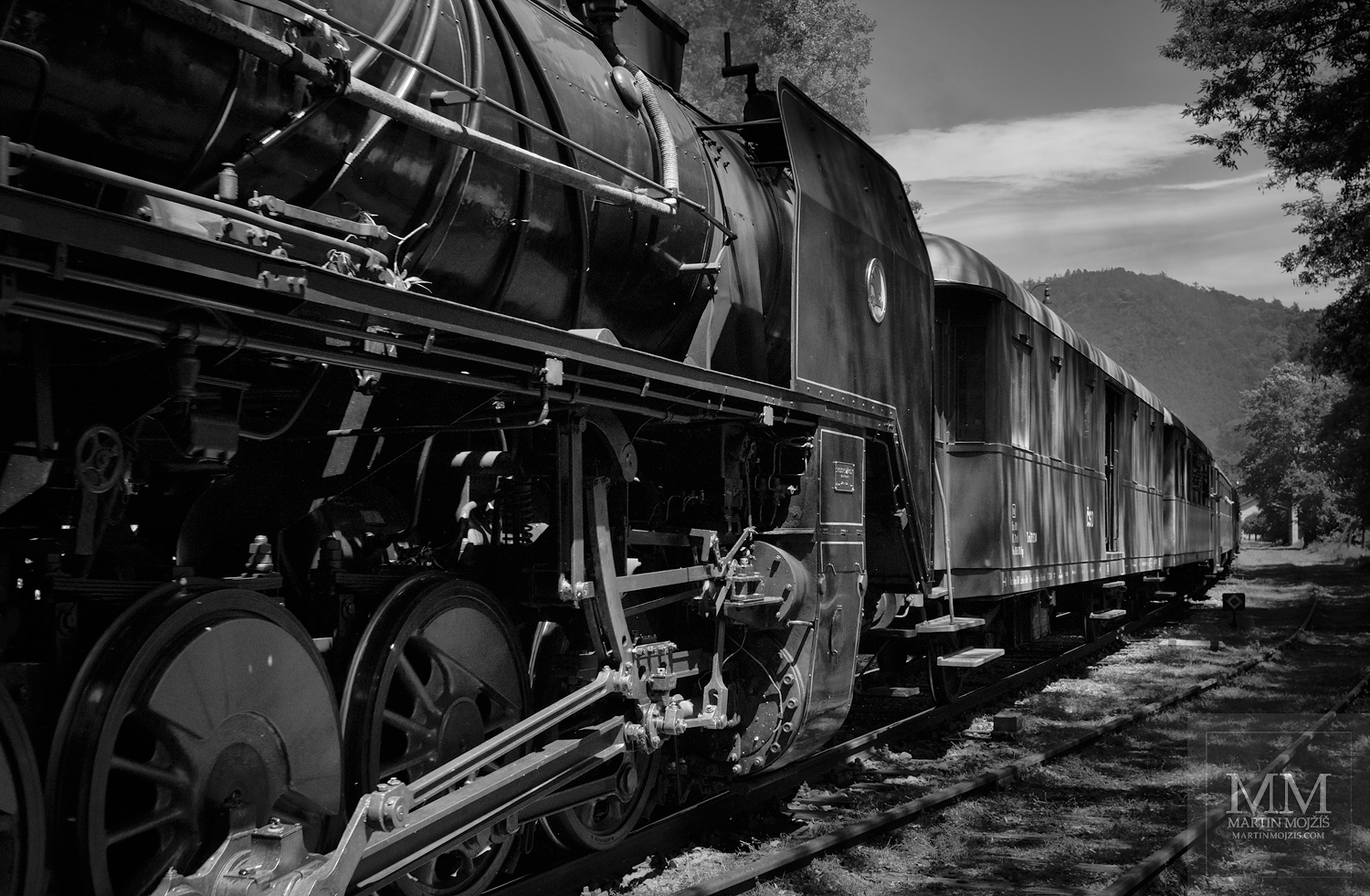 Velkoformátová umělecká fotografie parní lokomotivy v čele osobního vlaku. Martin Mojžíš.