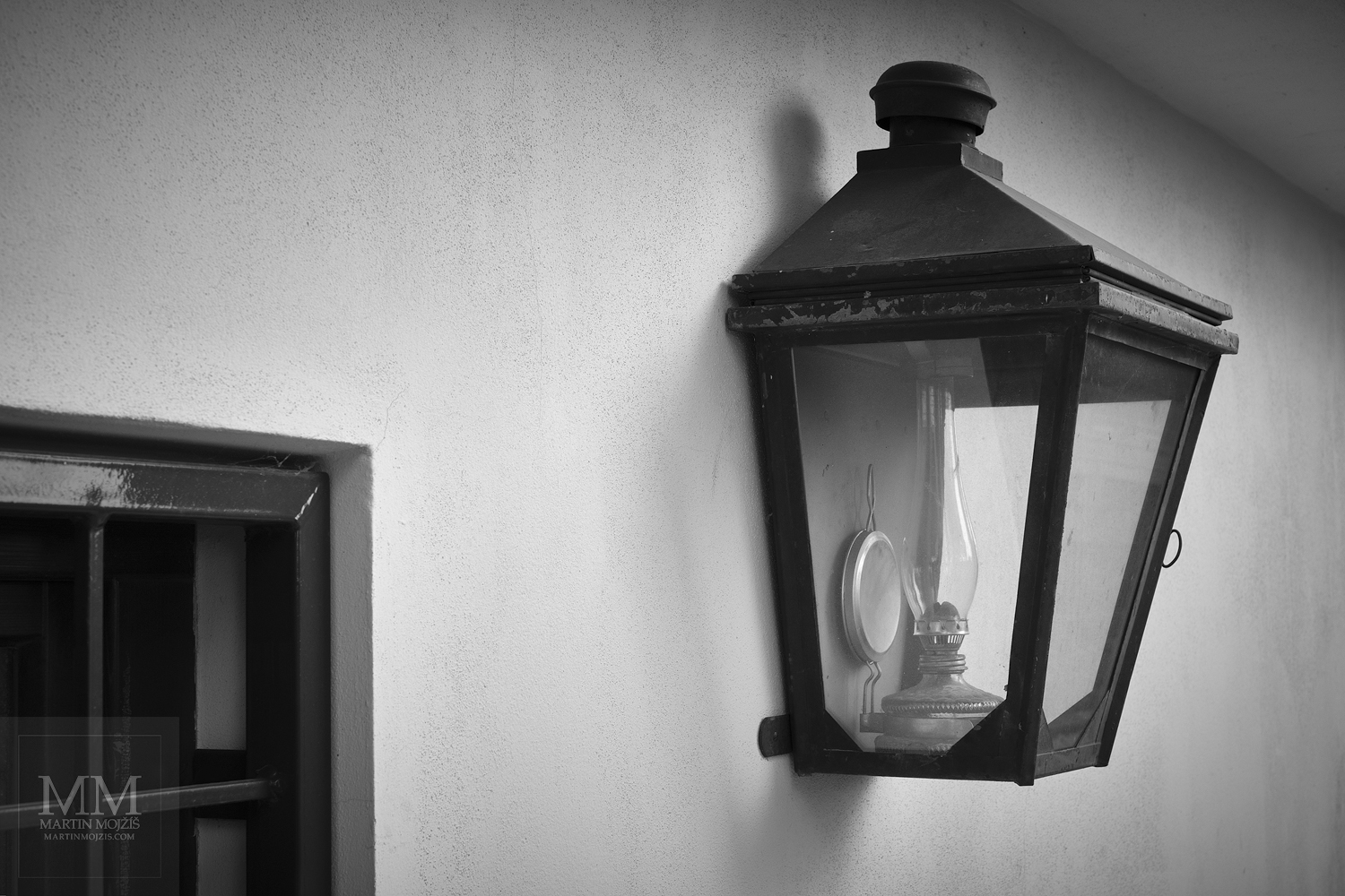 Velkoformátová umělecká černobílá fotografie zátiší s lampou. Martin Mojžíš.