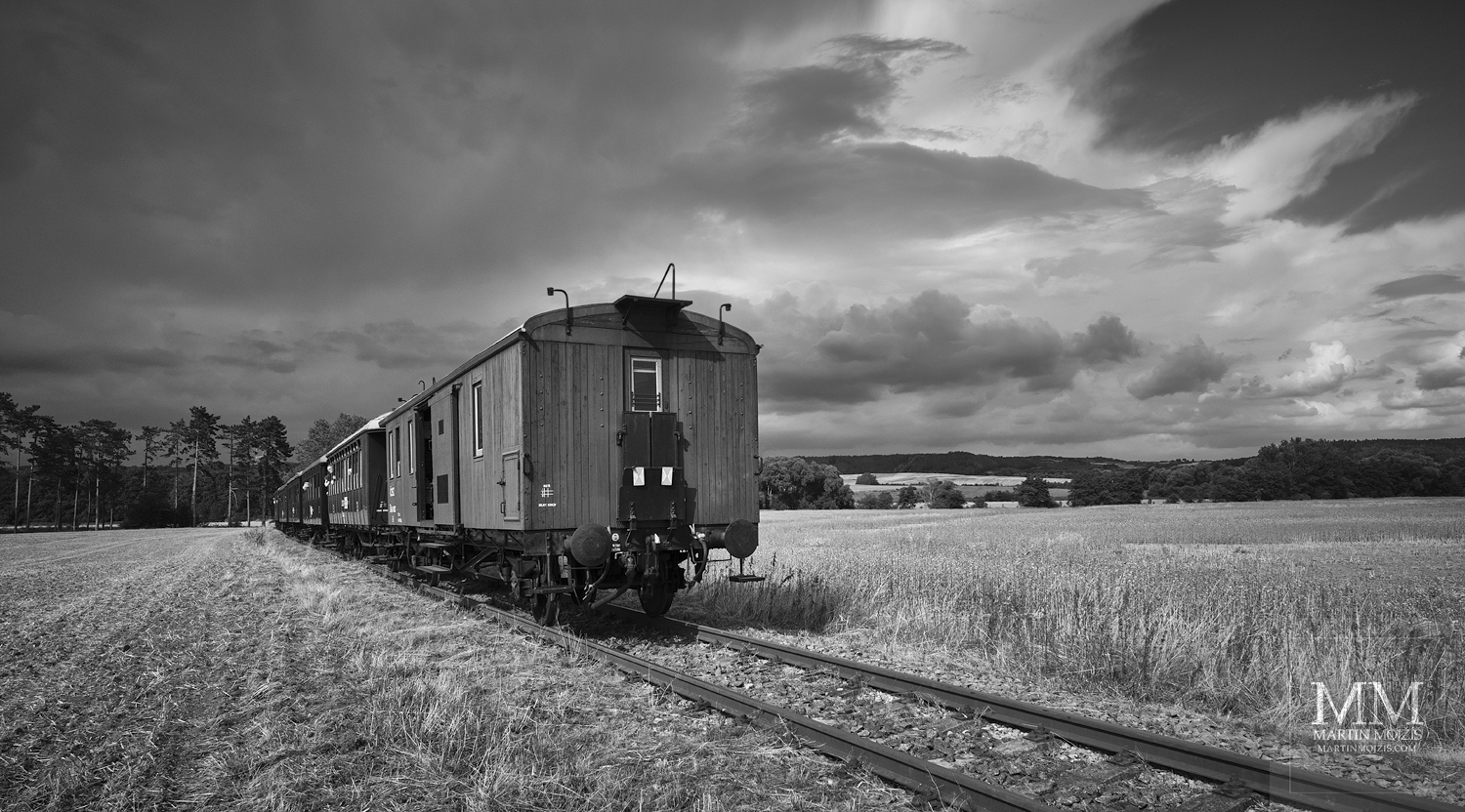 Umělecká velkoformátová černobílá fotografie historického vlaku. Martin Mojžíš.