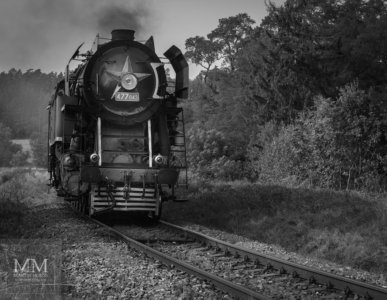 Umělecká černobílá fotografie parní lokomotivy. Martin Mojžíš.