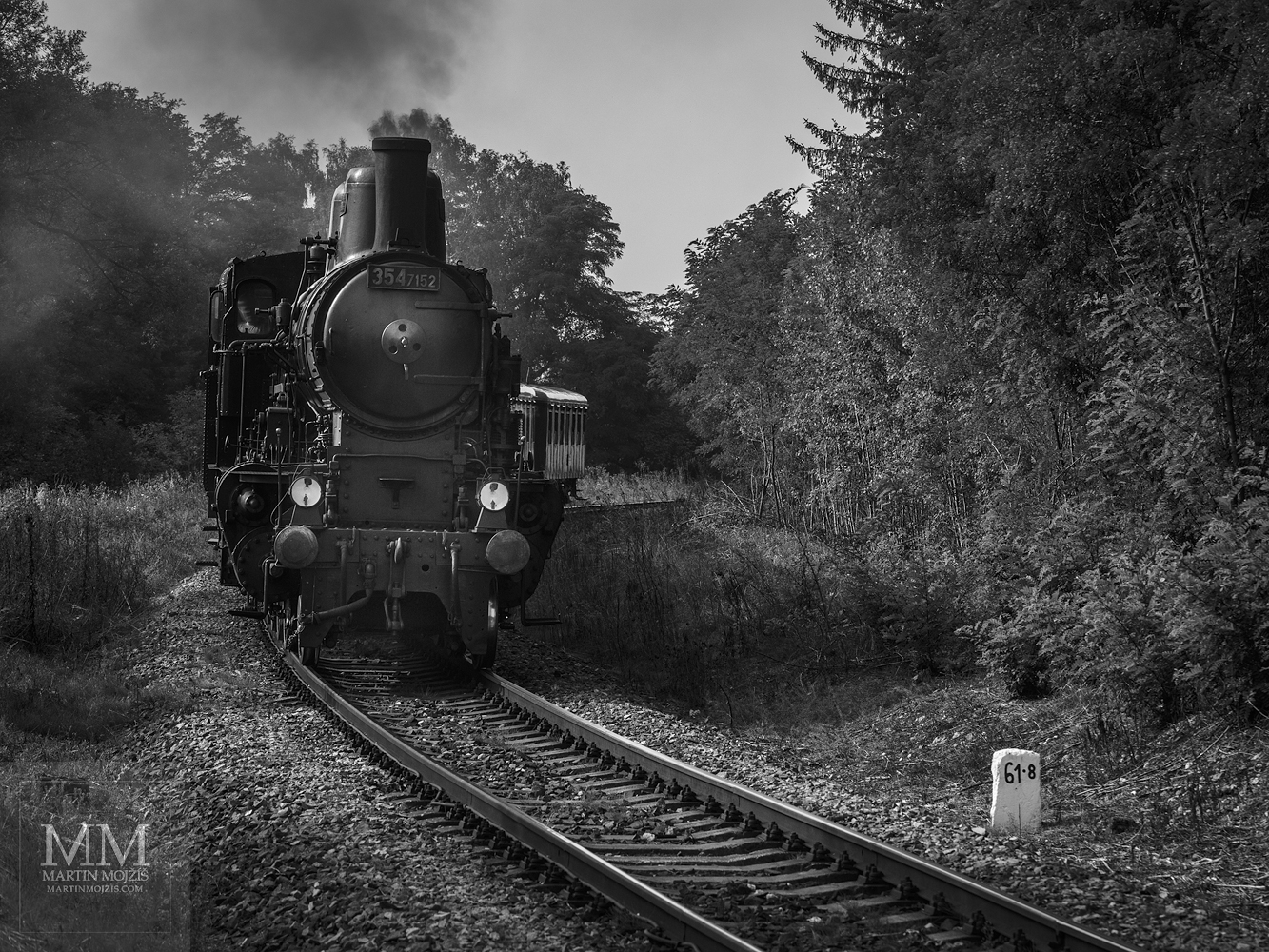 Umělecká černobílá fotografie parní lokomotivy. Martin Mojžíš.