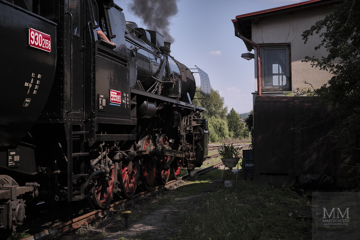 Velkoformátová fotografie parní lokomotivy u stavědla. Martin Mojžíš.
