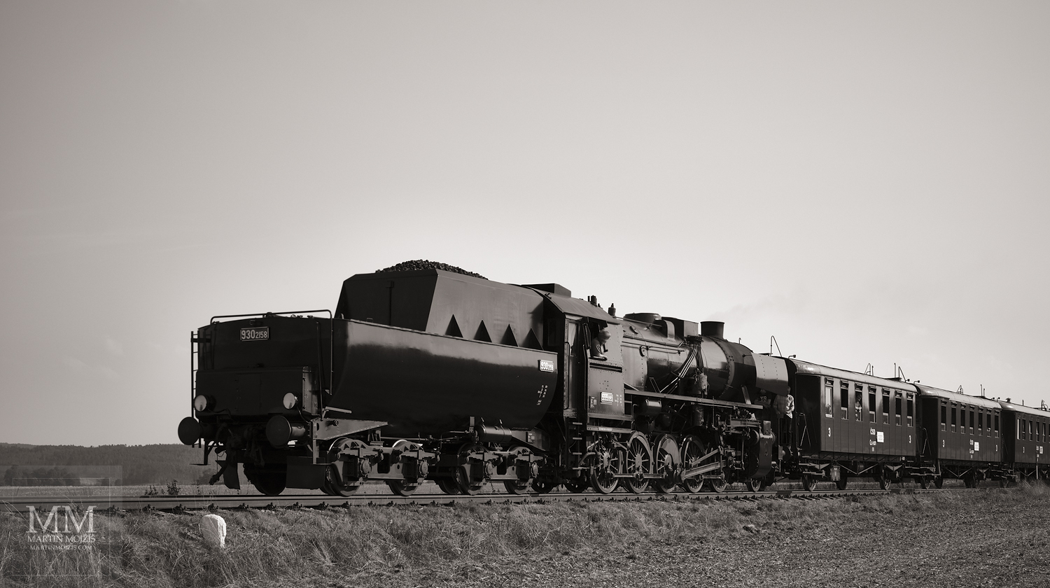 Velkoformátová černobílá tónovaná fotografie parní lokomotivy. Martin Mojžíš.