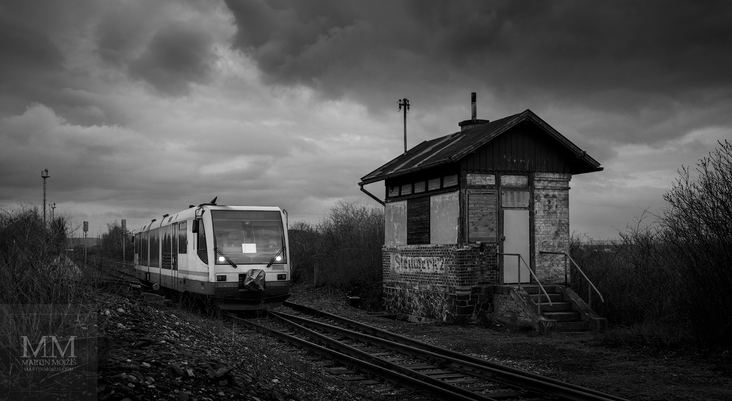 Velkoformátová černobílá fotografie motorového vlaku. Martin Mojžíš.