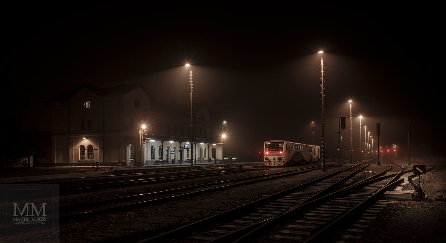 Velkoformátová umělecká fotografie mlhavého nočního nádraží. Martin Mojžíš.
