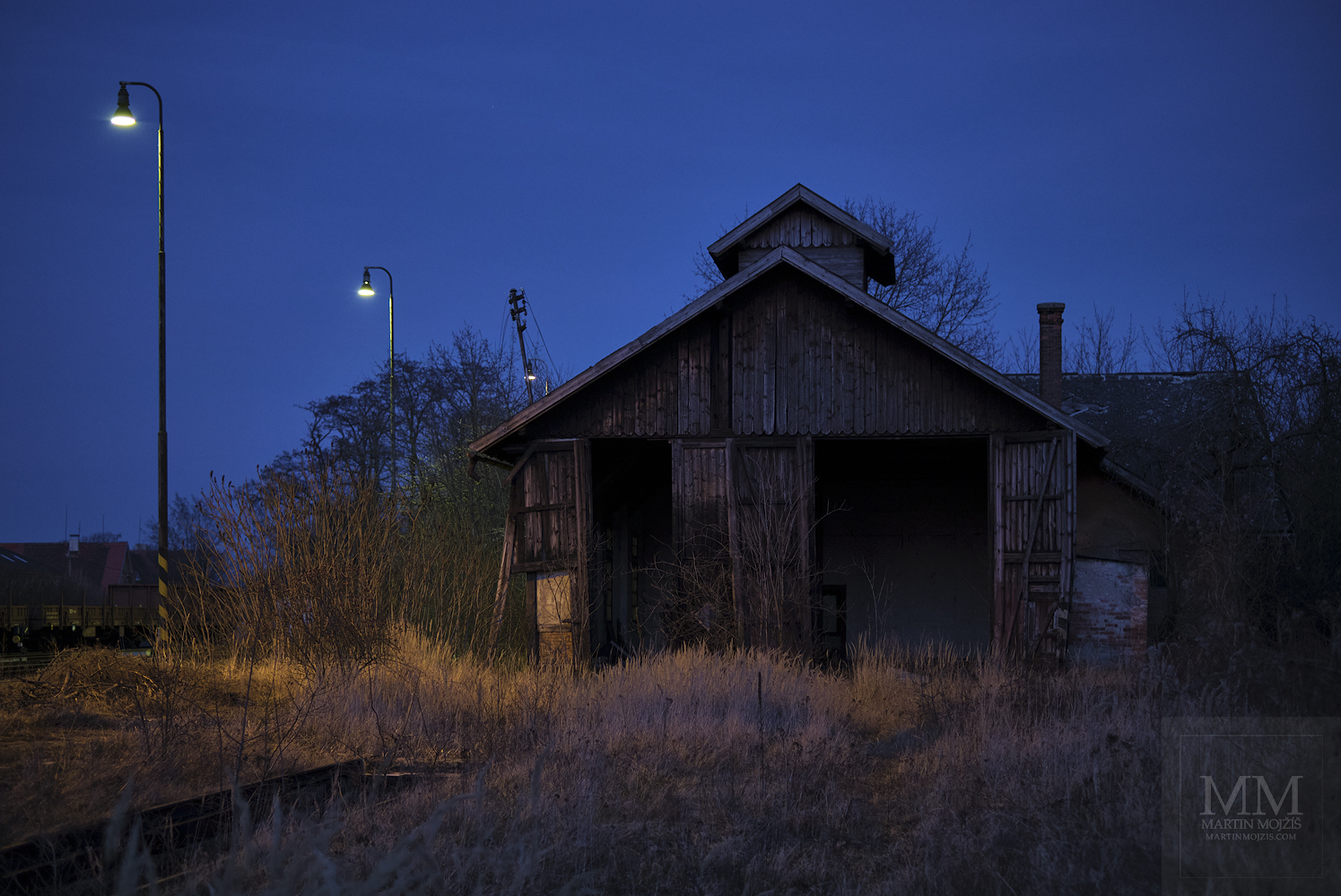 Velkoformátová umělecká fotografie nádraží za soumraku. Martin Mojžíš.