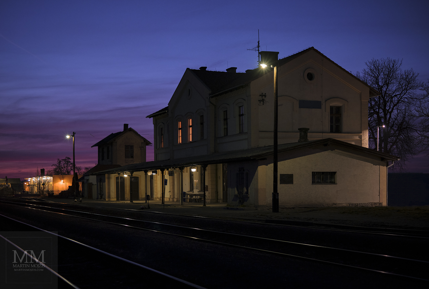 Umělecká fotografie nádraží za soumraku. Martin Mojžíš.