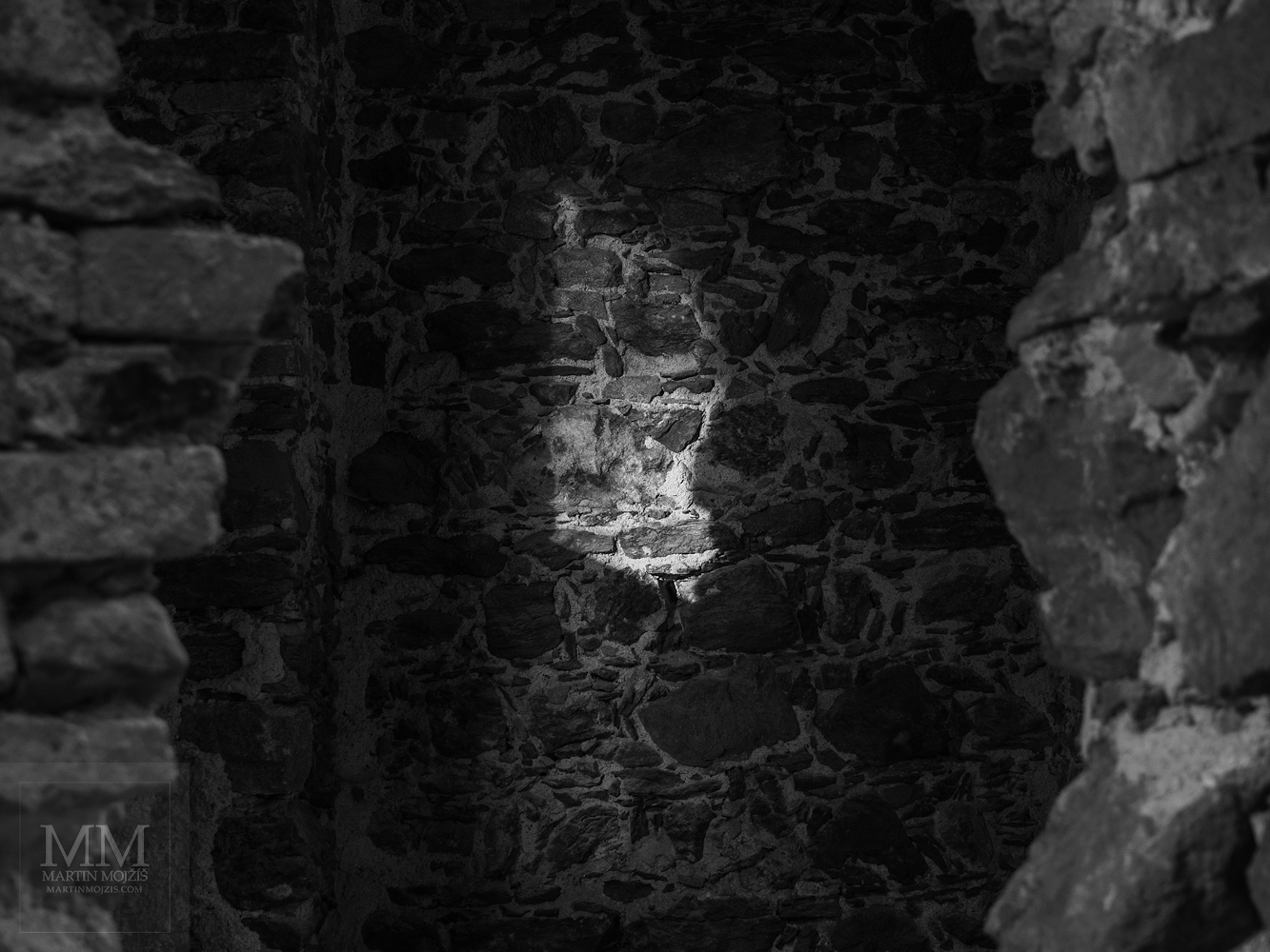 Umělecká černobílá fotografie s názvem Světlo v temnotách. Martin Mojžíš.