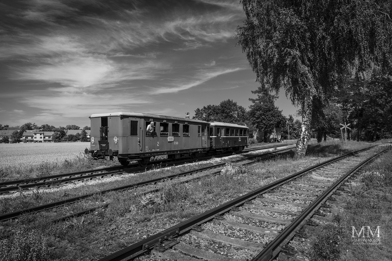 Umělecká černobílá velkoformátová fotografie s názvem Do stanice pomaleji. Fotograf Martin Mojžíš.
