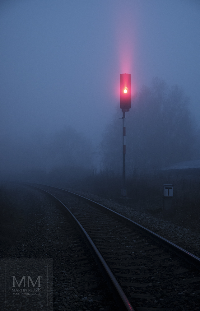 Umělecká velkoformátová fotografie Čekání na volnou trať. Fotograf Martin Mojžíš.