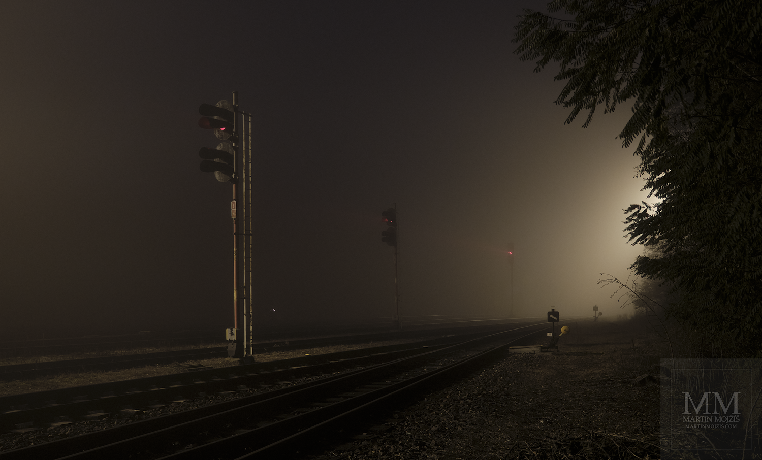 Umělecká velkoformátová fotografie Cesta nočních vlaků. Fotograf Martin Mojžíš.