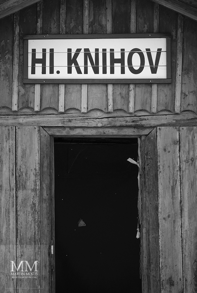 Část průčelí dřevěné železniční hlásky Knihov. Umělecká černobílá fotografie s názvem HLÁSKA KNIHOV. Fotograf Martin Mojžíš.