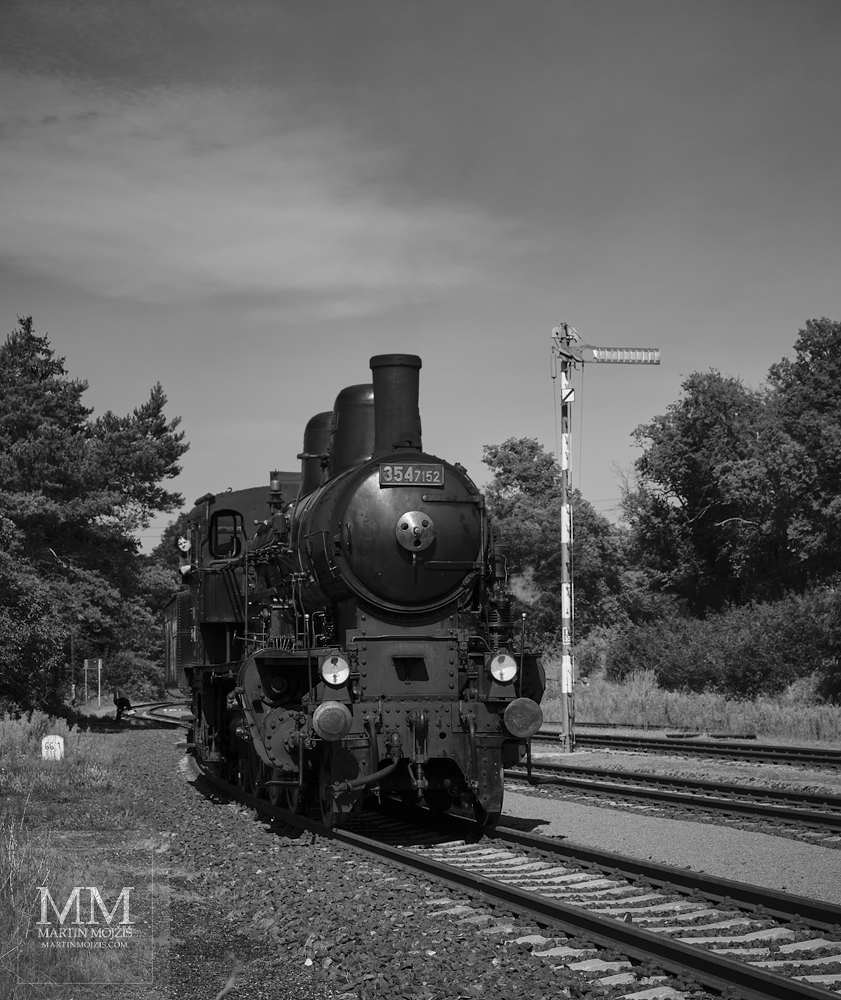 Parní lokomotiva na kolejích. Umělecká fotografie s názvem SRPNOVÉ CESTY. Fotograf Martin Mojžíš.