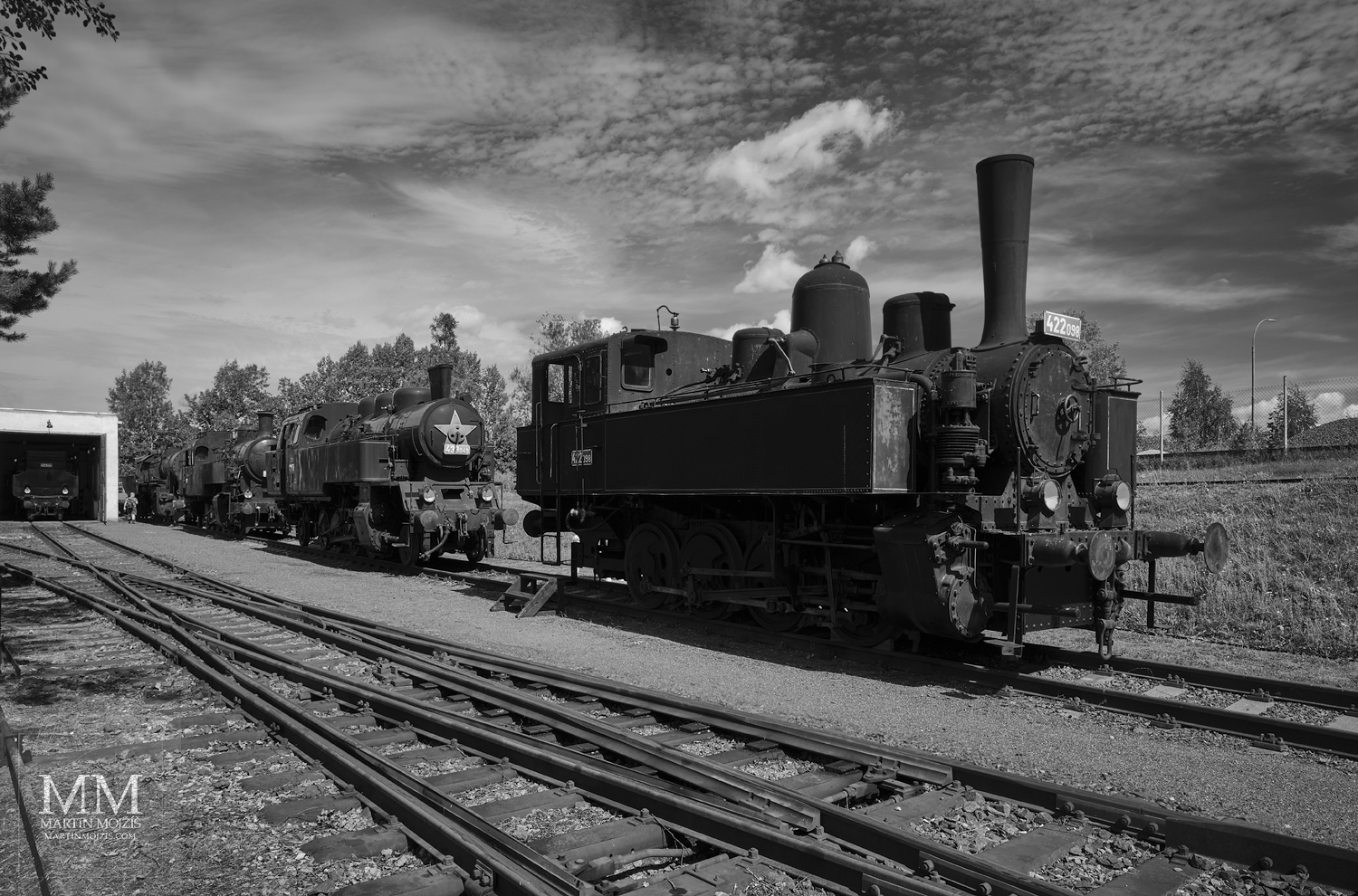Parní lokomotivy na kolejích v letním odpoledni. Umělecká černobílá fotografie s názvem KLID LETNÍHO ODPOLEDNE II. Fotograf Martin Mojžíš.