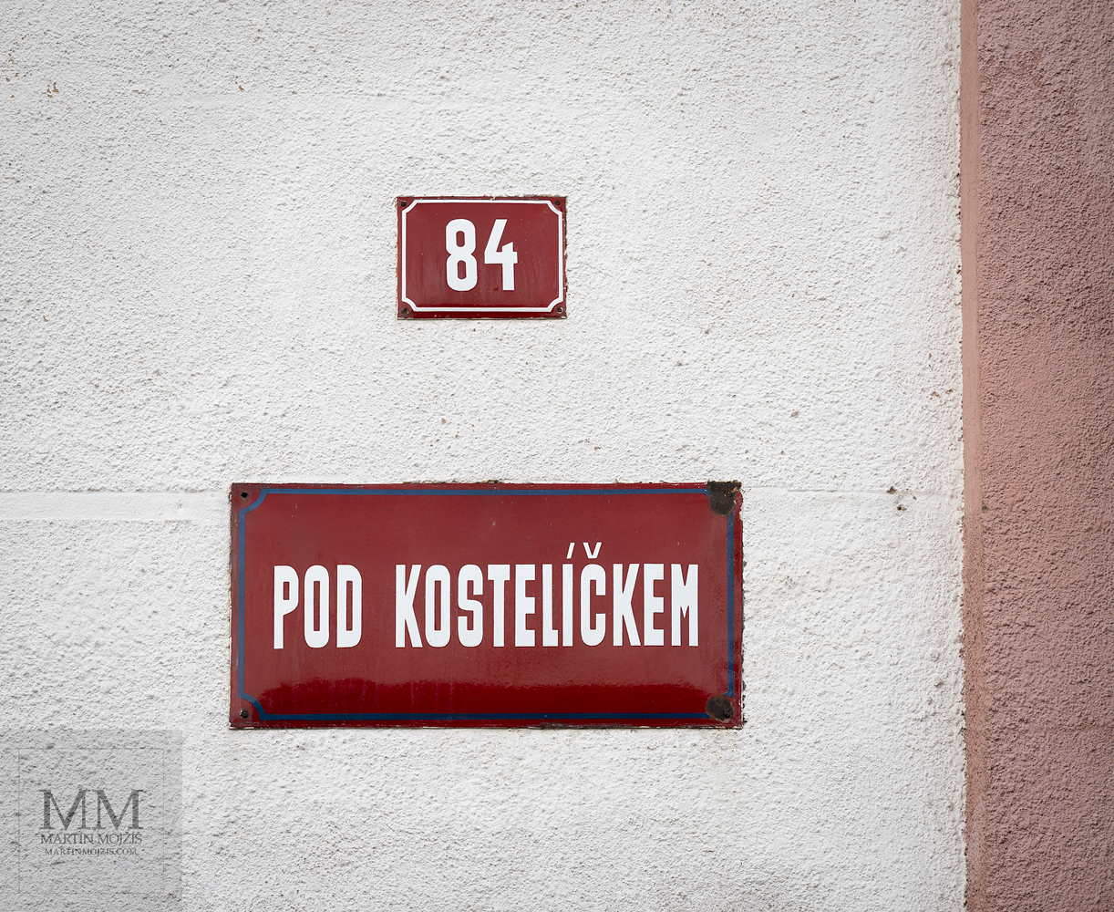 Tabulka se jménem ulice a číslo domu. Umělecká fotografie s názvem POD KOSTELÍČKEM II. Fotograf Martin Mojžíš.