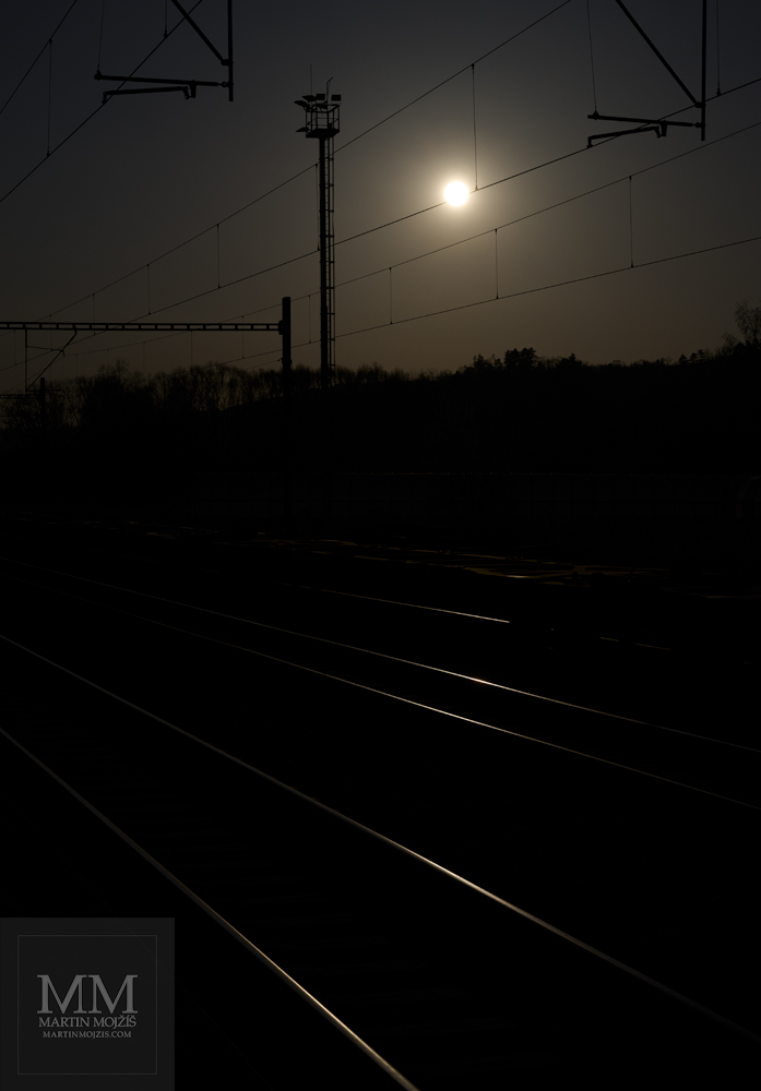 Slunce nad železničními kolejemi. Umělecká fotografie s názvem SVĚTLO NAD KOLEJEMI. Fotograf Martin Mojžíš.